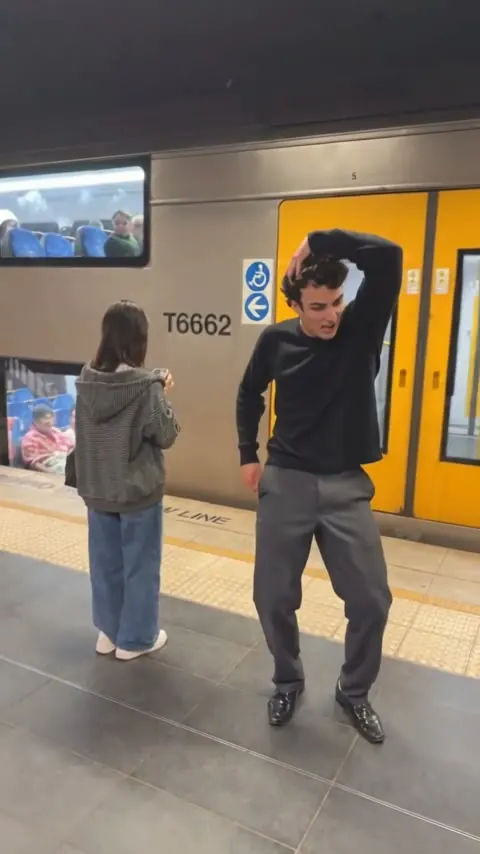 Танец на перроне метро