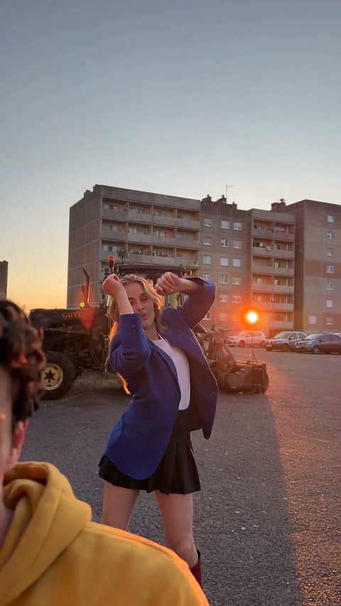 Танец на парковке на закате
